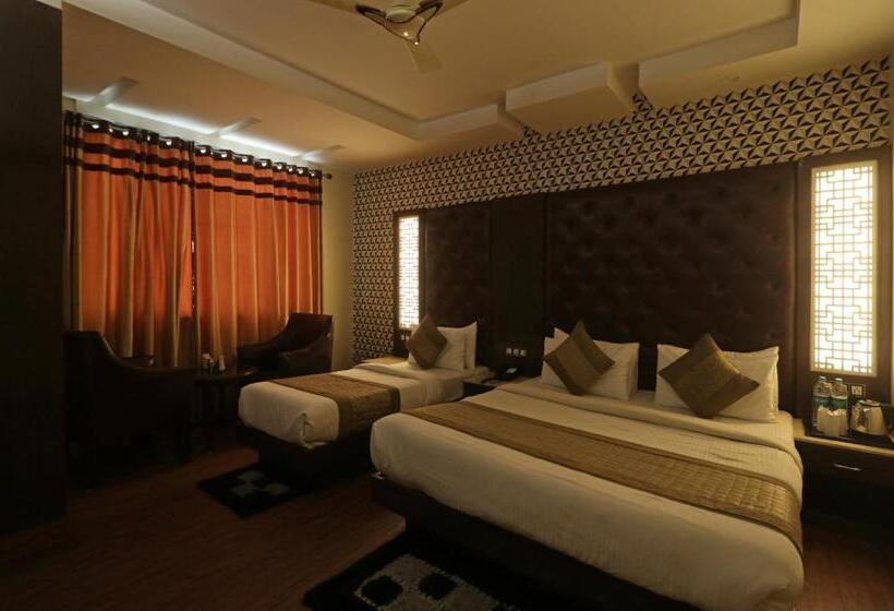 디럭스 트리플 룸, Mannat International By Mannat