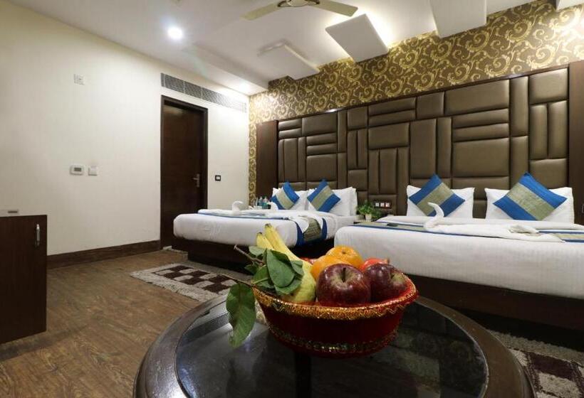 اتاق لوکس خانوادگی, Mannat International By Mannat
