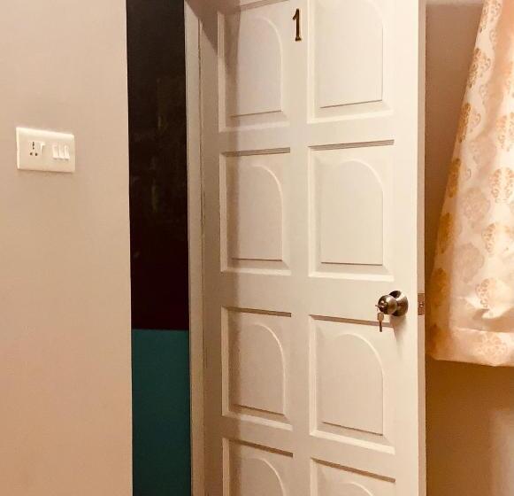 اتاق خانوادگی, Stan Inn, North Goa, Vagator, With Strong Wifi,free Private Parking & Kitchen, Can Cook Where You St