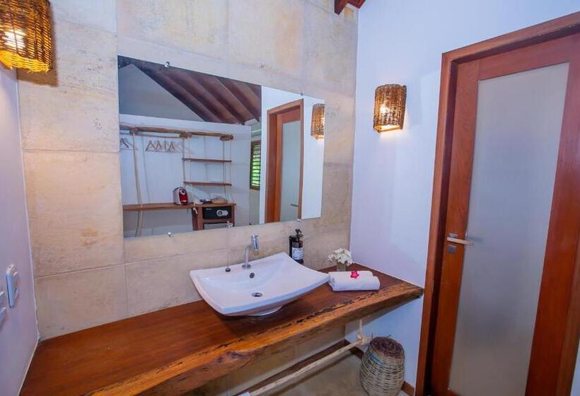 标准三人间, Kauli Seadi Beach