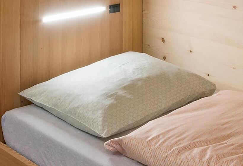 浴室共有スタンダード4人用ルーム, Jugendherberge Trin