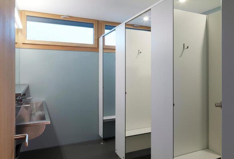 バス共有のスタンダードルーム, Jugendherberge Trin