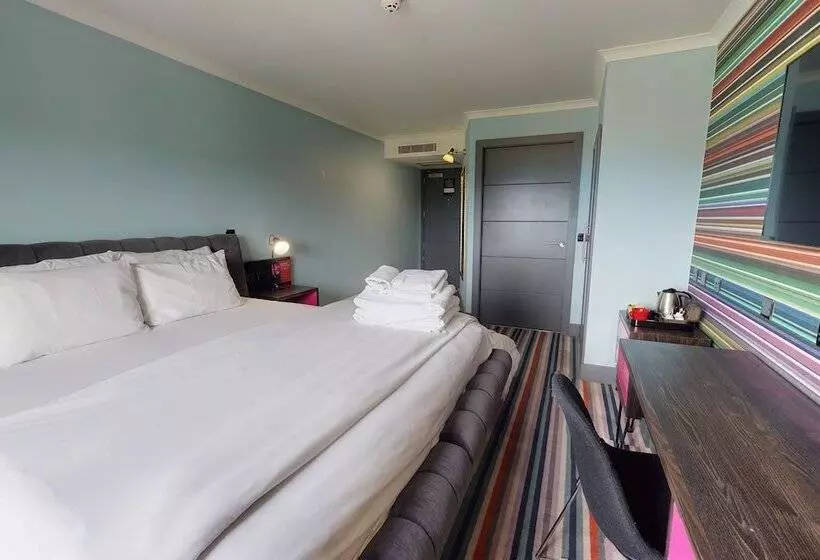 اتاق خانوادگی, Village Hotel Bournemouth