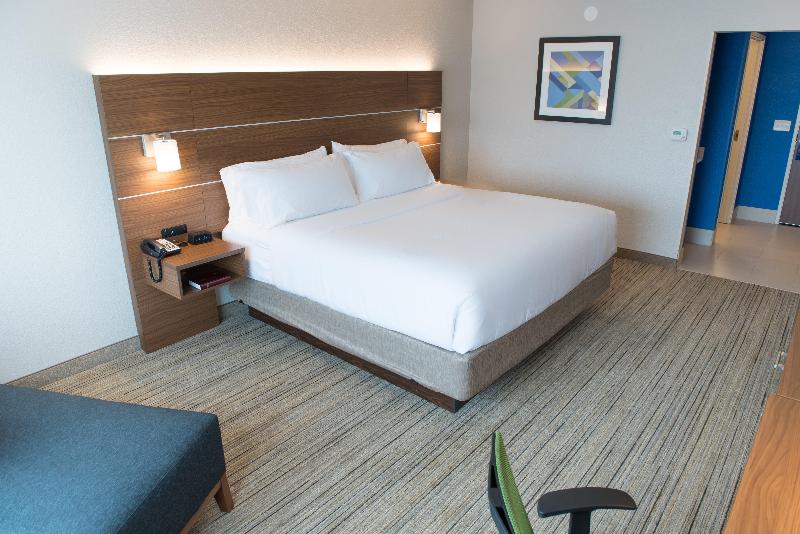חדר סטנדרט עם מיטת קינג, Holiday Inn Express & Suites Dayton North Vandalia, An Ihg