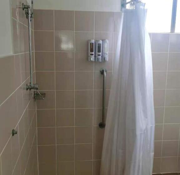 חדר סטנדרט יחיד מותאם לאדם עם מוגבלויות, Lakeside Inn Wollongong