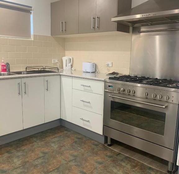 Апартаменты 2 Спальни, Lakeside Inn Wollongong