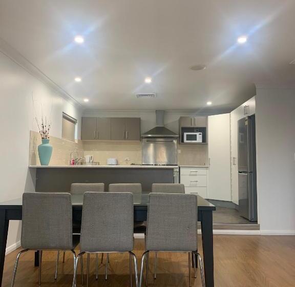 Апартаменты 2 Спальни, Lakeside Inn Wollongong