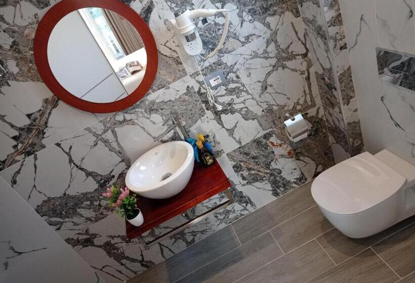 Deluxe Studio, Tre Isole Ksamil