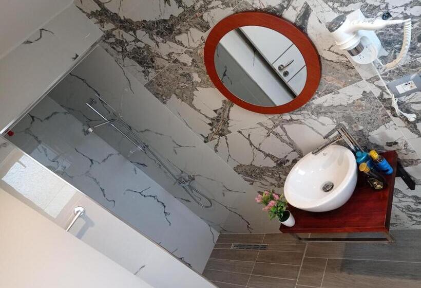 Deluxe Studio, Tre Isole Ksamil