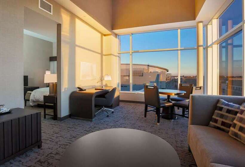 מיטת קינג בסוויטה, Embassy Suites By Hilton Austin Arboretum