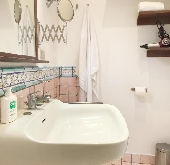 סטודיו דלוקס, B&b La Corte