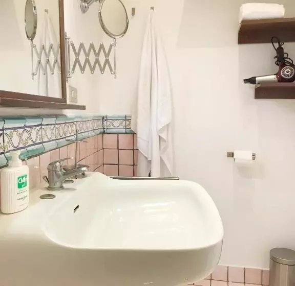 デラックススタジオ, B&b La Corte