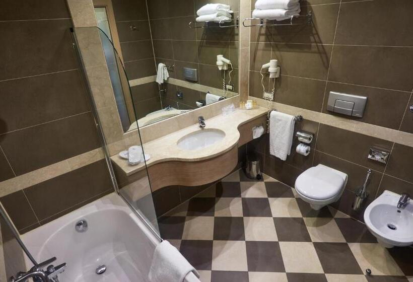 이그제큐티브 트리플, Cruise