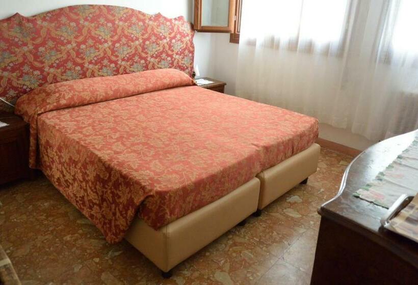 اتاق استاندارد سه تخته با سرویس بهداشتی مشترک, Pensione Seguso