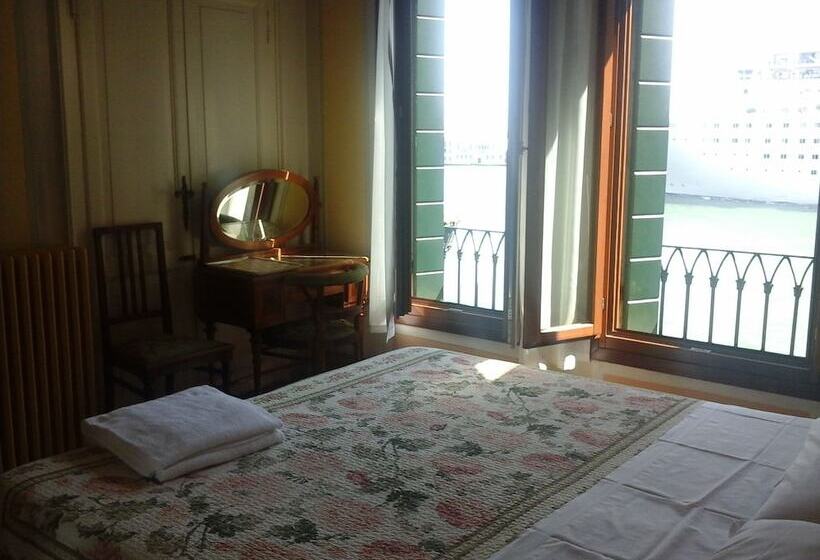 اتاق استاندارد با سرویس بهداشتی مشترک, Pensione Seguso