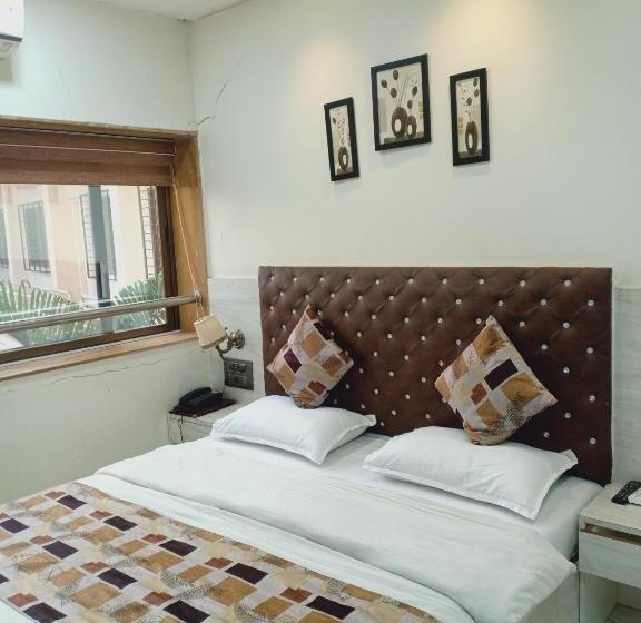 סטודיו משפחתי, Royale Heritage