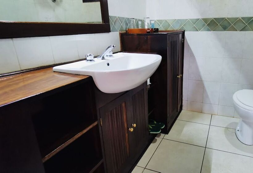 سوییت جونیور, Jinja Nile Resort