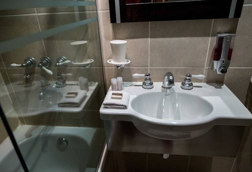 豪华三人间, Lennox Ushuaia