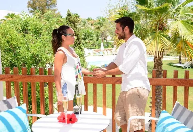 سوییت خانوادگی, Cala Llenya Resort Ibiza