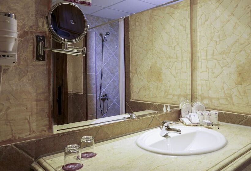 اتاق استاندارد با چشم‌انداز باغ, Charmillion Sea Life Resort