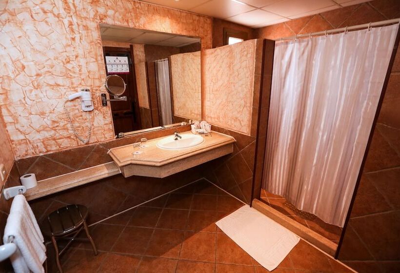 اتاق استاندارد با چشم‌انداز باغ, Charmillion Sea Life Resort