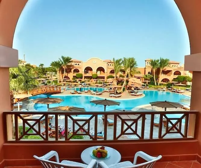 اتاق استاندارد با چشمانداز استخر, Charmillion Sea Life Resort