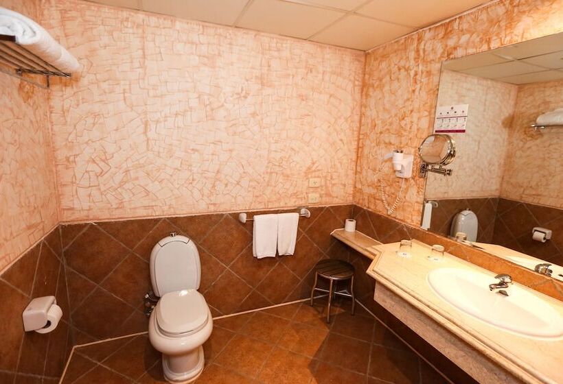 اتاق استاندارد سه تخته با چشم‌انداز استخر, Charmillion Sea Life Resort