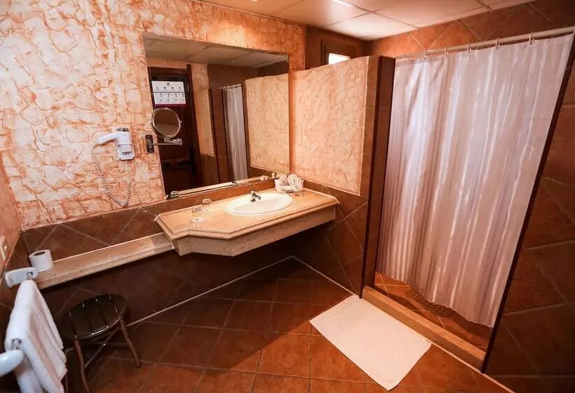 اتاق استاندارد سه تخته با چشمانداز استخر, Charmillion Sea Life Resort