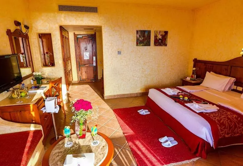 اتاق استاندارد سه تخته با چشمانداز استخر, Charmillion Sea Life Resort