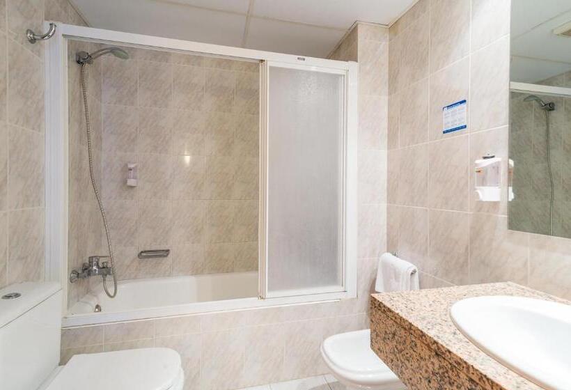 غرفة قياسية, & Diving Les Illes