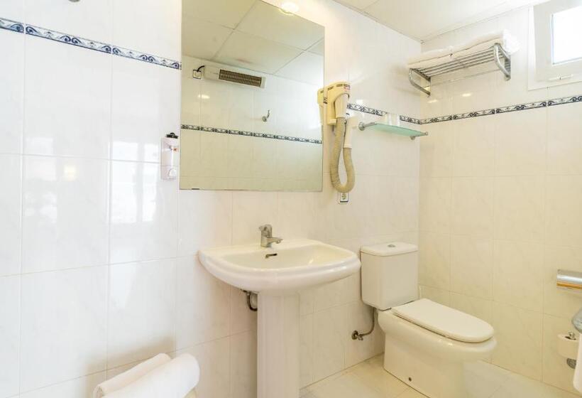 غرفة قياسية رباعية, & Diving Les Illes