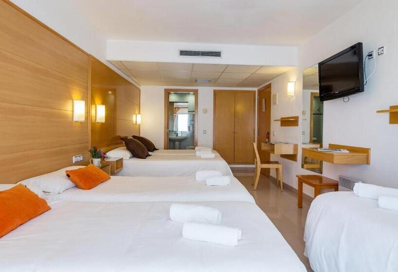 חדר סטנדרט לארבעה, & Diving Les Illes