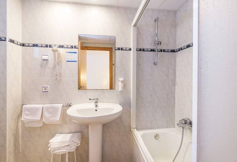 غرفة قياسية, & Diving Les Illes