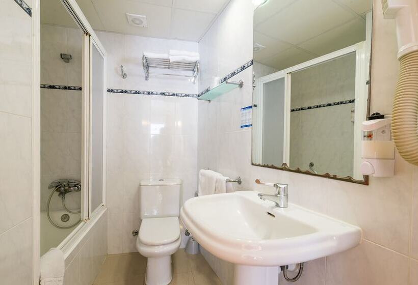 غرفة قياسية ثلاثية, & Diving Les Illes