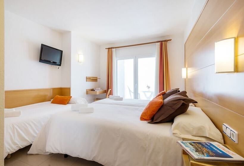 غرفة قياسية ثلاثية, & Diving Les Illes