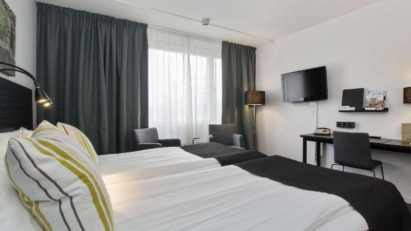 اتاق خانوادگی با چشم‌انداز استخر, JAZ Royal Palmariva