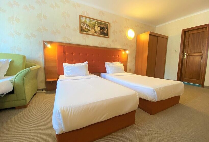 标准三人间, Light