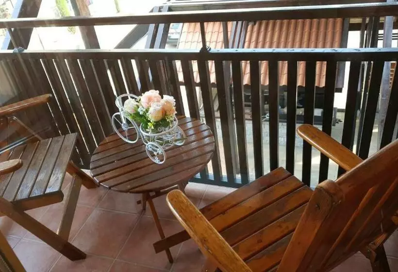 اتاق استاندارد سه تخته با بالکن, Villa Bora