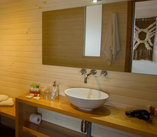 חדר משפחתי, Weskar Lodge