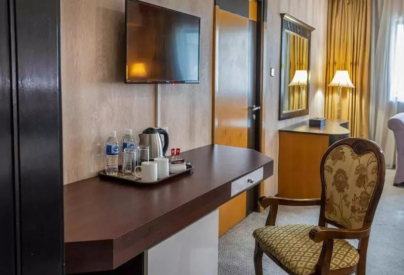 سوییت جونیور, The Park Hotel Formerly Al Jawhara Gardens