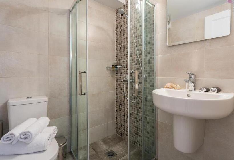 이코노미 룸, Akti