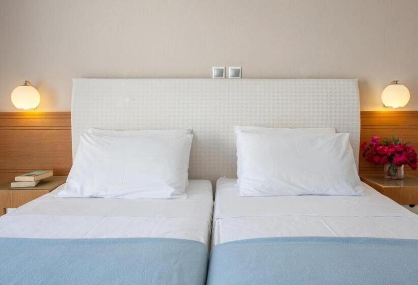 이코노미 룸, Akti