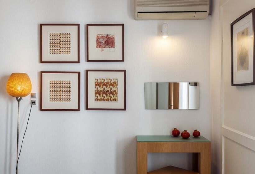 이코노미 룸, Akti