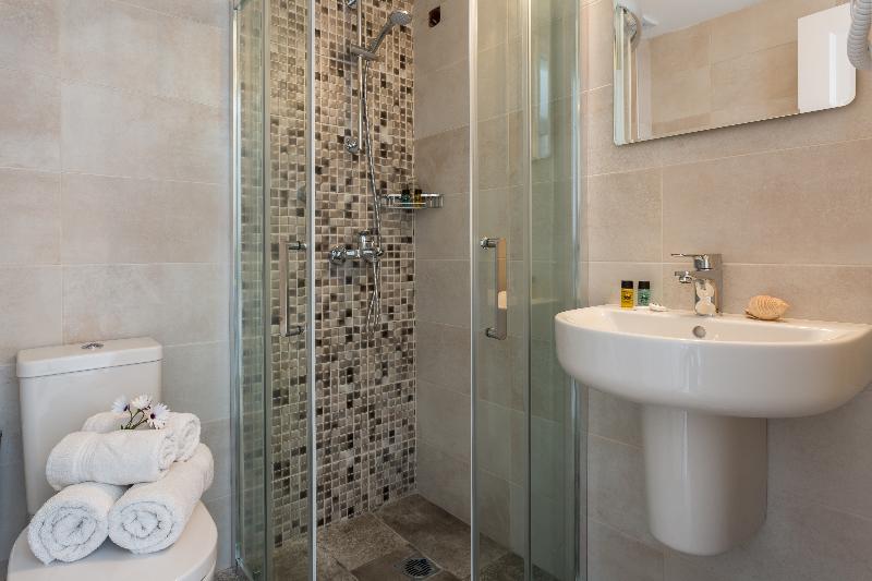 이코노미 룸, Akti