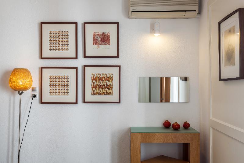 이코노미 룸, Akti