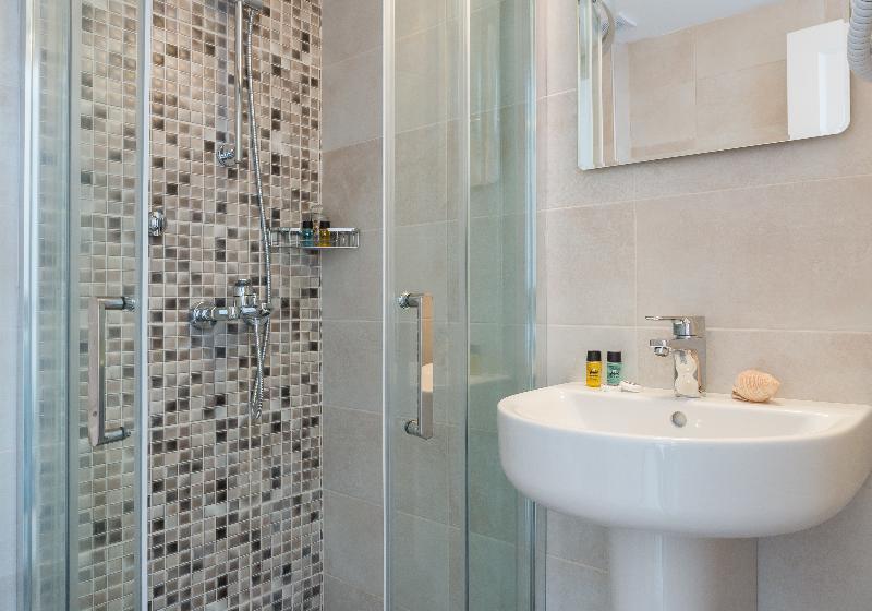 이코노미 룸, Akti