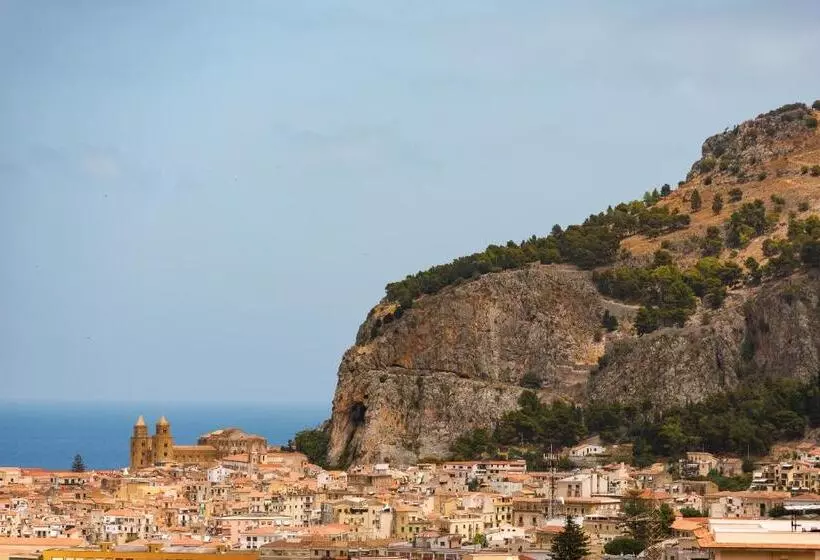 اتاق لوکس با چشم‌انداز دریا, Alberi del Paradiso