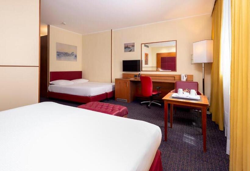 Семейный Номер, Crowne Plaza Venice East, An Ihg