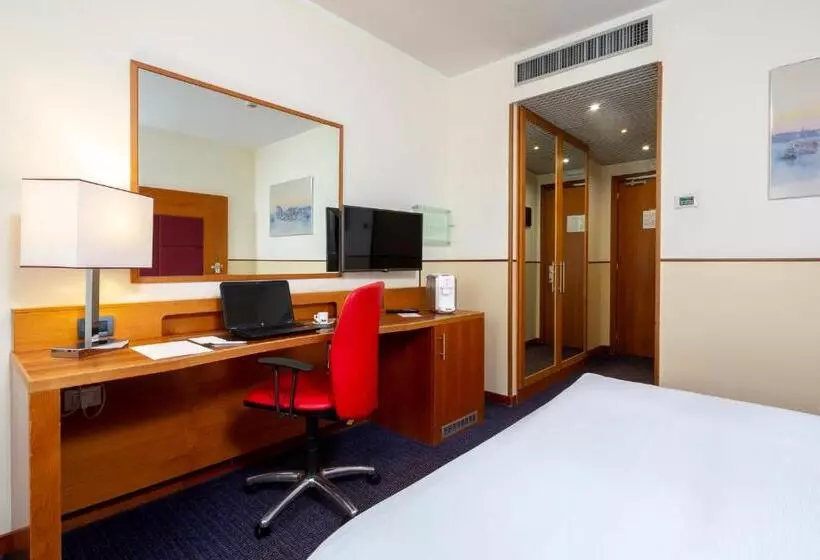 キングサイズベッドのスタンダードルーム, Crowne Plaza Venice East, An Ihg