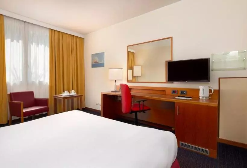 キングサイズベッドのスタンダードルーム, Crowne Plaza Venice East, An Ihg